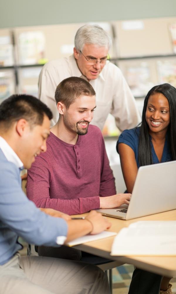 Equipo trabajando de forma colaborativa